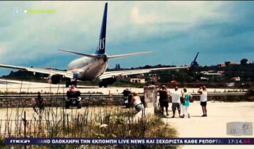 Σκιάθος: Αμετανόητοι οι τουρίστες - Στάθηκαν ξανά σε απόσταση αναπνοής από τις τουρμπίνες του αεροπλάνου (VIDEO)