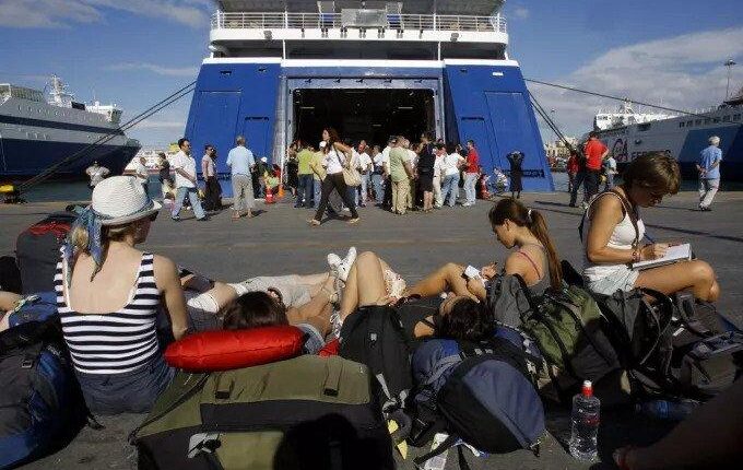 Συνεχίζεται η έξοδος των αδειούχων του Ιουλίου - Αυξημένη η κίνηση στα λιμάνια Πειραιά και Ραφήνας