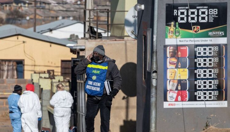 Το απόλυτο χάος στη Νότια Αφρική: 18 νεκροί σε 2 ξεχωριστές επιθέσεις από πυροβολισμούς σε μπαρ