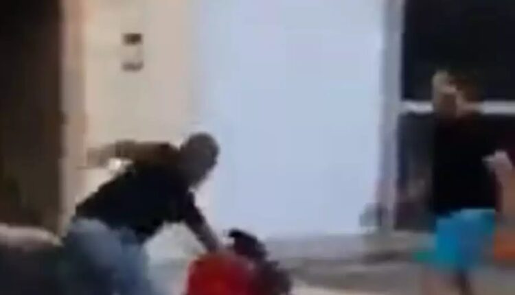 Σοκ στη Κύπρο: Άνδρας χτυπάει μια γυναίκα, η οποία κρατάει το παιδί της στην αγκαλιά της (VIDEO)