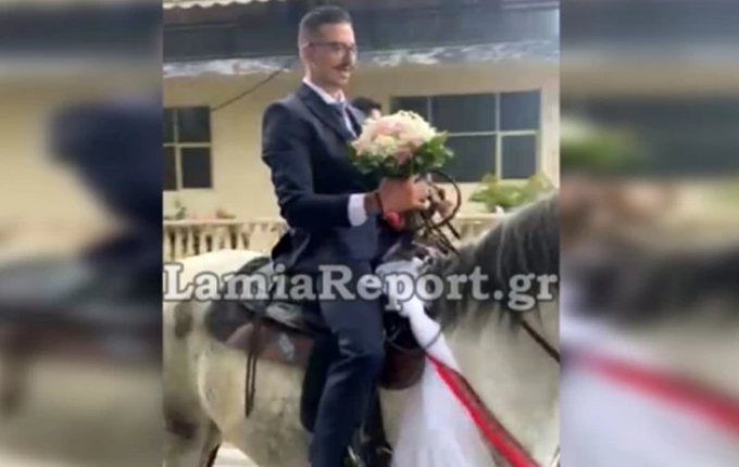 Γαμπρός στη Λαμία πήγε στην εκκλησία καβάλα σε άλογο συνοδεία κλαρίνων (VIDEO)
