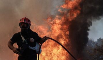 Πυροσβεστική: Σε ύφεση η πυρκαγιά στην Πεντέλη