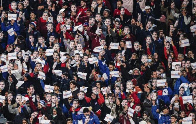 Επιστροφή στη Νασιονάλ για τον Σουάρες – Χιλιάδες κόσμου στο γήπεδο με μάσκες του (ΦΩΤΟ)