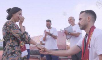 Οπαδός της Ρόμα έκανε πρόταση γάμου μπροστά στον Μουρίνιο (VIDEO)
