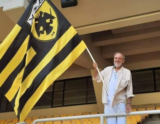 AEK: Ο «αρχηγός» στην θέση του, στο «σπίτι» του – Ο Δημήτρης Χατζηχρήστος με την σημαία της ΑΕΚ στην «Αγιά Σοφιά»! (ΦΩΤΟ)