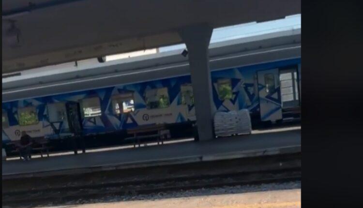 Επικό VIDEO: Εκφωνητής σε σταθμό τρένου στην Ελλάδα ξέχασε ανοιχτό το μικρόφωνο και ακούστηκαν βρισιές: «Γ@@@ τον μπελά μου!»