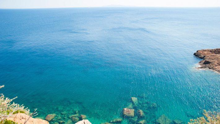 Καταγάλανα νερά για «ψαγμένους»: Η κρυφή παραλία-όνειρο για όσους ξέμειναν Αθήνα τον Αύγουστο