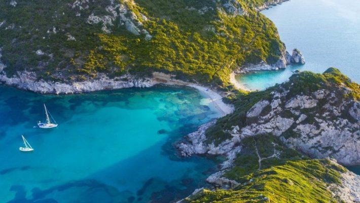 Για να πας ξεχνάς το αμάξι: Στην τροπική «δίδυμη» παραλία της Ελλάδας κολυμπάνε μόνο οι τολμηροί