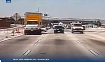 Καλιφόρνια: Αεροπλάνο προσγειώθηκε σε αυτοκινητόδρομο και τυλίχθηκε στις φλόγες – Σώοι οι 2 επιβαίνοντες (εικόνα & βίντεο)