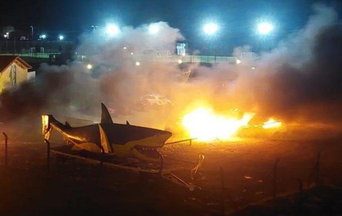 Απίστευτο: Οι οπαδοί της Αλντοσίβι έκαψαν αυτοκίνητα ποδοσφαιριστών!