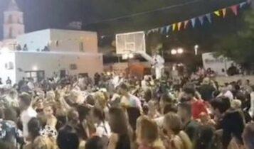 Τραγουδιστής σε πανηγύρι της Σύρου σκαρφάλωσε σε μπασκέτα και έδωσε... show (VIDEO)