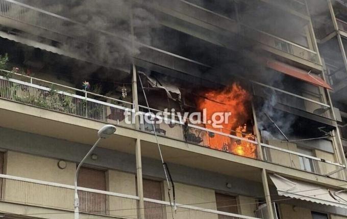 Φωτιά σε διαμέρισμα στη Θεσσαλονίκη: Κάηκαν δύο σκυλάκια - Στο νοσοκομείο μια γυναίκα με εγκαύματα