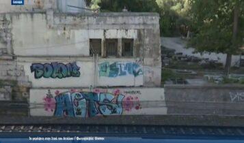 Εικόνες ντροπής στην Στοά του Αττάλου: Έκαναν γκράφιτι στην Αρχαία Αγορά (VIDEO)