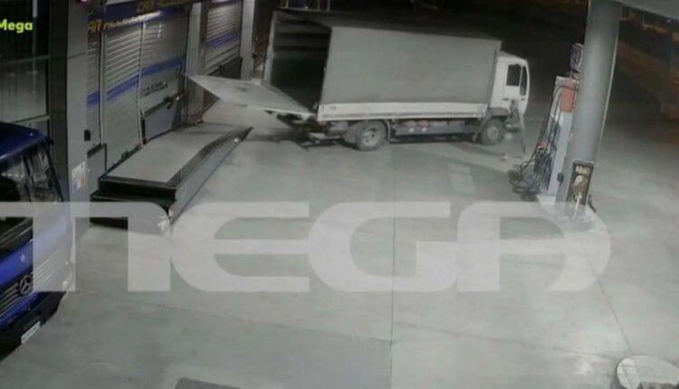 Θεσσαλονίκη: Η στιγμή που ληστές «μπουκάρουν» με φορτηγό σε βενζινάδικο (VIDEO)