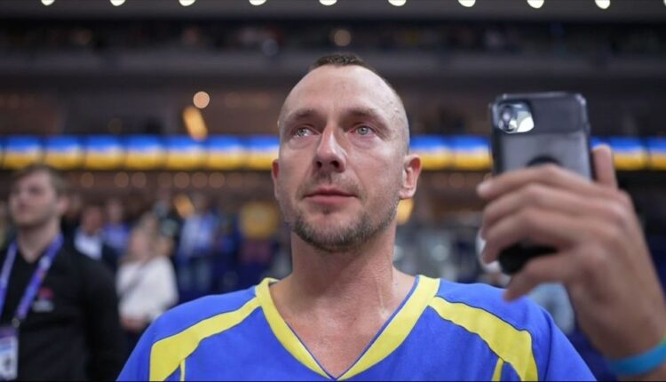 Eurobasket 2022: Τα δάκρυα του Ουκρανού φιλάθλου στον εθνικό ύμνο (VIDEO)