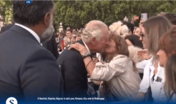 Απίθανη Ελληνίδα άρπαξε και φίλησε τον βασιλιά Κάρολο! (VIDEO)
