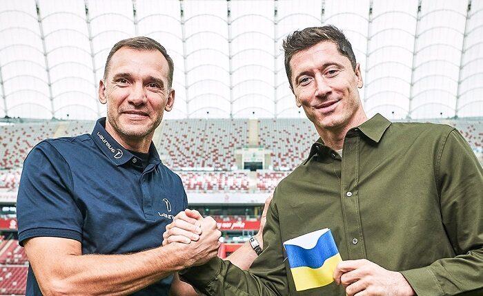 Ο Σεβτσένκο παρέδωσε ένα περιβραχιόνιο στα χρώματα της Ουκρανίας στον Λεβαντόφσκι (ΦΩΤΟ)