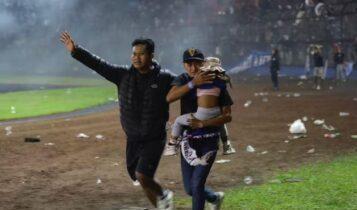 Σοκάρει το μακελειό στο γήπεδο της Ινδονησίας: Πολύ σκληρές εικόνες