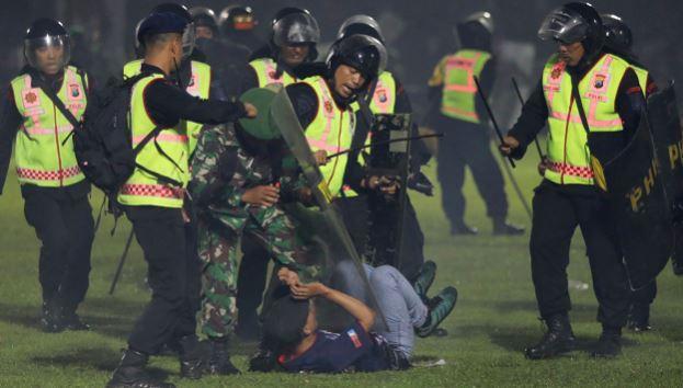 Σοκάρει το μακελειό στο γήπεδο της Ινδονησίας: Πολύ σκληρές εικόνες