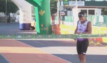 Απίστευτο: Αθλητής τερματίζει σε ημιμαραθώνιο, αλλά σταματά για να μην σπάσει το ρεκόρ του (VIDEO)