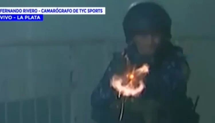 Χιμνάσια - Μπόκα: Η στιγμή που αστυνομικός πυροβολεί καμεραμάν εν ψυχρώ (VIDEO)