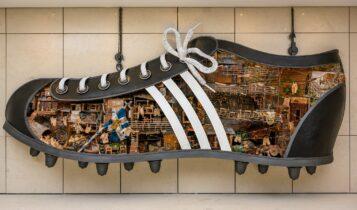 ΑΕΚ: Εντυπωσιακές εικόνες από το γλυπτό «Το παπούτσι που δεν φόρεσες»