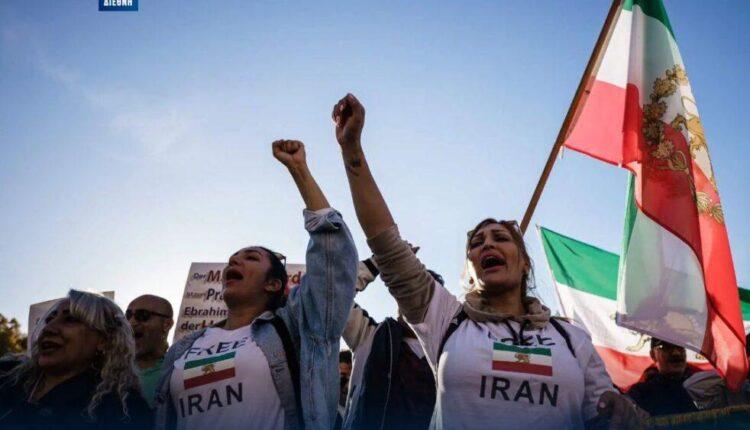 Το κορίτσι με τη φλεγόμενη μαντήλα στο Ιράν: Διαδήλωσε ενάντια στον αυταρχισμό του καθεστώτος - Νεκρή 10 ημέρες αργότερα (VIDEO)