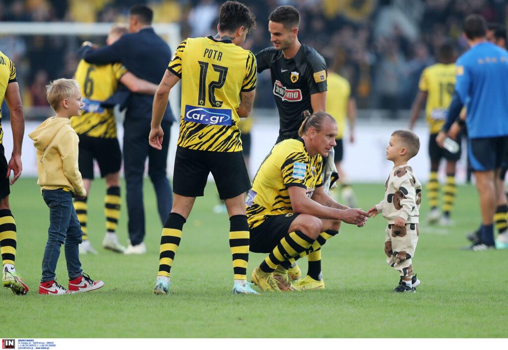Όμορφες στιγμές με τους παίκτες της ΑΕΚ και τα παιδιά τους μετά το ματς με τον Ατρόμητο (ΦΩΤΟ)