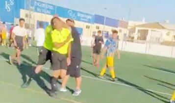 Ασχημες εικόνες: Πατέρας παίκτη μπουκάρει και χτυπά διαιτητή σε αγώνα νέων (VIDEO)