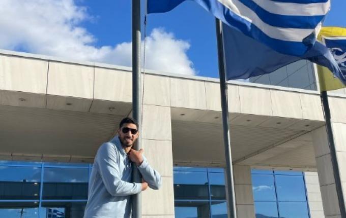 Στο «Ελ.Βενιζέλος» αγκαλιά με την ελληνική σημαία ο Καντέρ! (ΦΩΤΟ)