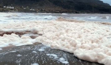 Γιατί άφρισε η θάλασσα στην Κρήτη μετά τη σφοδρή κακοκαιρία - Η εξήγηση των επιστημόνων (VIDEO)