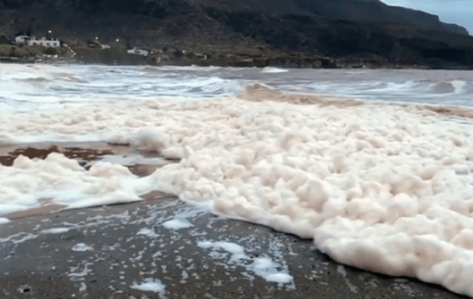 Γιατί άφρισε η θάλασσα στην Κρήτη μετά τη σφοδρή κακοκαιρία - Η εξήγηση των επιστημόνων (VIDEO)