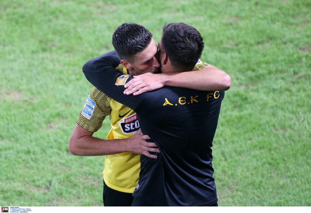 Ο Κοσίδης αγκάλιασε Αλμέιδα-Θεοχάρη μετά το γκολ!