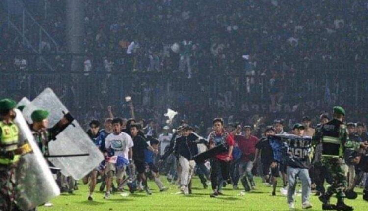 Κατεδαφίζεται το γήπεδο όπου σκοτώθηκαν πάνω από 130 φίλαθλοι στην Ινδονησία