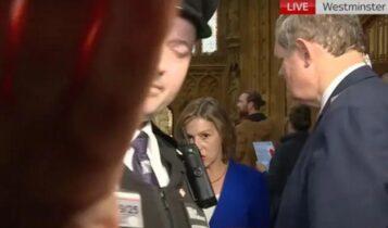 Βρετανία: Αστυνομικός μπερδεύτηκε και... κάλυψε κάμερα κατά τη διάρκεια συνέντευξης! (VIDEO)