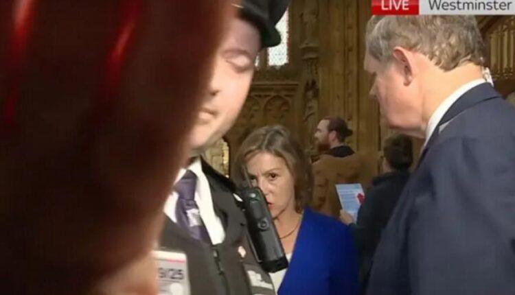 Βρετανία: Αστυνομικός μπερδεύτηκε και... κάλυψε κάμερα κατά τη διάρκεια συνέντευξης! (VIDEO)