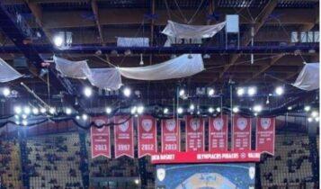 Ντράπηκε και η ντροπή στο ΣΕΦ: Euroleague με κρεμασμένα σεντόνια στην οροφή