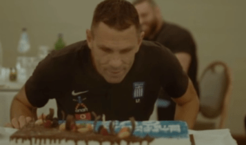 Εθνική: Η τούρτα-έκπληξη στον Πογιέτ για τα γενέθλιά του (VIDEO)