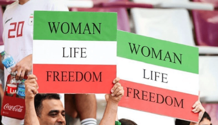 Μουντιάλ 2022: Τα μηνύματα των Ιρανών οπαδών στις κερκίδες του «Καλίφα» (ΦΩΤΟ)