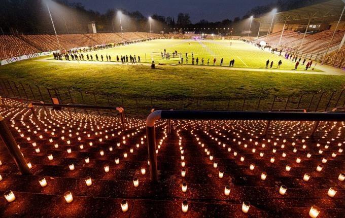Μουντιάλ 2022: Γήπεδο στη Γερμανία φωταγωγήθηκε στη μνήμη των νεκρών εργατών του Κατάρ (ΦΩΤΟ)
