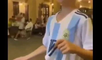 Μουντιάλ 2022: Παιδιά υποστηρικτές Αργεντινής και Μαρόκου αντάλλαξαν φανέλες (VIDEO)