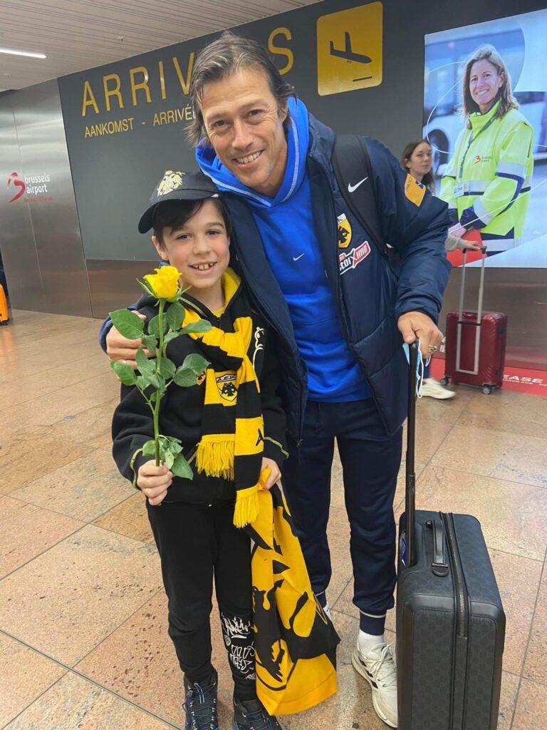 Αποκλειστικό enwsi.gr: Ο μικρός Δημήτρης υποδέχθηκε την αποστολή της ΑΕΚ στις Βρυξέλλες με ένα κίτρινο τριαντάφυλλο στον καθένα! (ΦΩΤΟ)