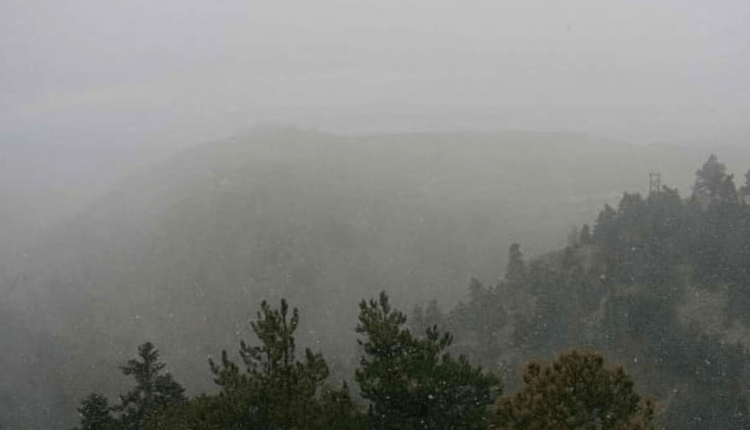 Έπεσαν τα πρώτα χιόνια στην κορυφή της Πάρνηθας (ΦΩΤΟ)