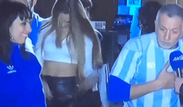 Η...εντυπωσιακή ξανθιά που «τρέλανε» κόσμο μετά την νίκη της Αργεντινής (ΦΩΤΟ)