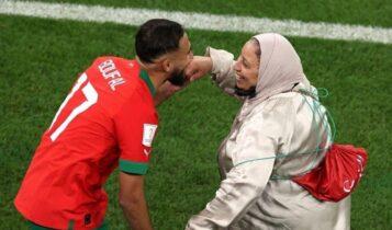 Μουντιάλ 2022: Ο Μπουφάλ χόρεψε με τη μητέρα του μέσα στο γήπεδο για την πρόκριση του Μαρόκου! (VIDEO)