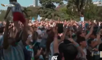 Απίστευτο: Αργεντίνος πέταξε το παιδί του στον... αέρα στο γκολ του Μέσι! (VIDEO)