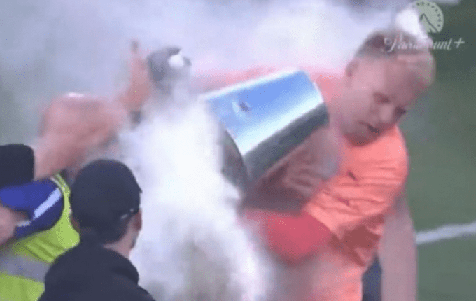 Χαμός στο ντέρμπι της Μελβούρνης: Εισέβαλαν οι οπαδοί, χτύπησαν με κουβά τον τερματοφύλακα - Διεκόπη το ματς (VIDEO)