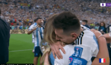 Μουντιάλ 2022: Η απίστευτη αγκαλιά του Μέσι με τη μητέρα του μετά το τέλος του τελικού (VIDEO)