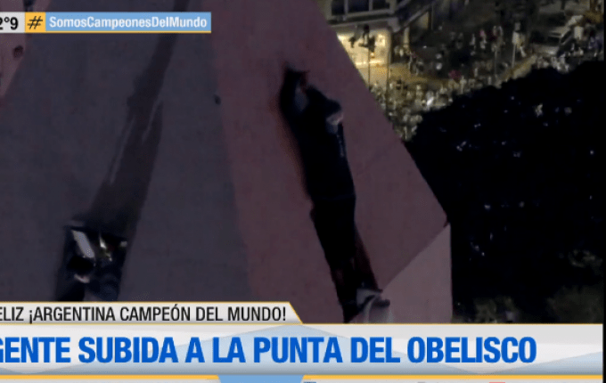 «Παράνοια» στην Αργεντινή: Οπαδός της «Αλμπισελέστε» κρεμάστηκε στον Οβελίσκο (VIDEO)