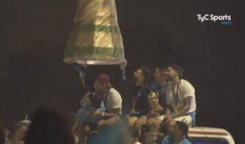 Μουντιάλ 2022 - Αργεντινή: Ο Μέσι και οι συμπαίκτες του άγγιξαν το γιγάντιο τρόπαιο που ήταν πάνω σε... γερανό! (VIDEO)